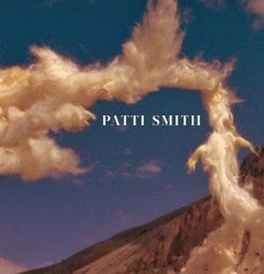„Niebo, które w mgnieniu oka może stać się wszystkim”. Patti Smith „Obłokobujanie”